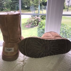 UGG Classic Short Boot